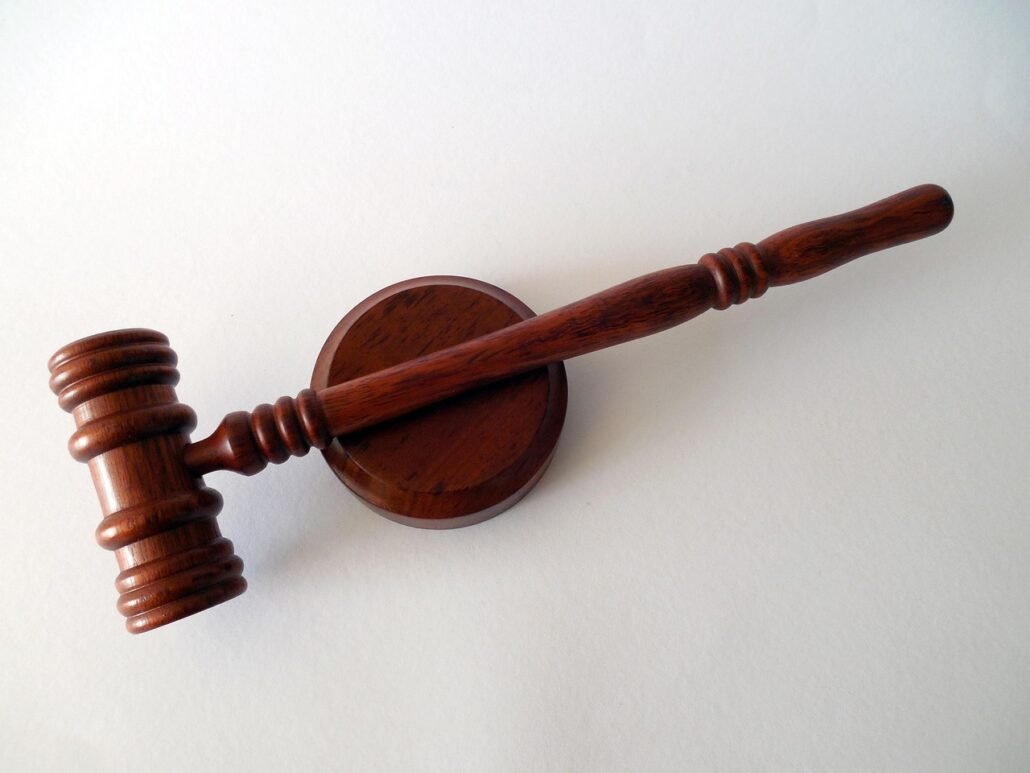 abogado de arbitraje en Panamá: mazo de juez sobre su base de madera